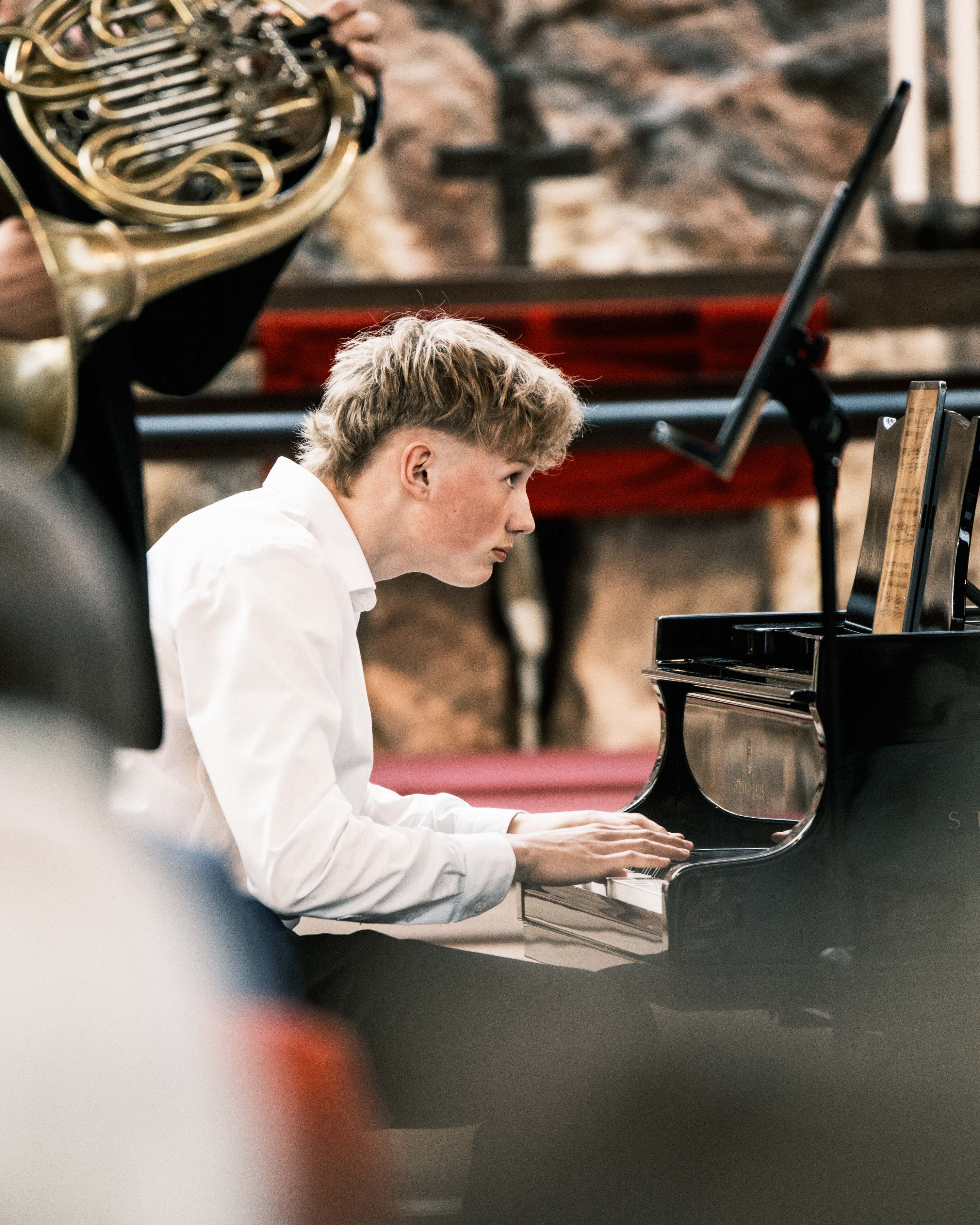 Väinö Viljanen soittaa pianoa.