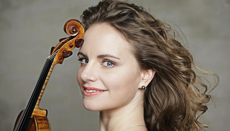 Julia Fischer. Kuva: Uwe Arens