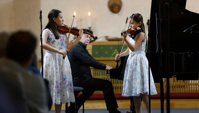 Leea Mattila ja Aino Mattila esiintyivät Naantalin Musiikkijuhlilla vuonna 2024. Kuva: Maarit Kytöharju