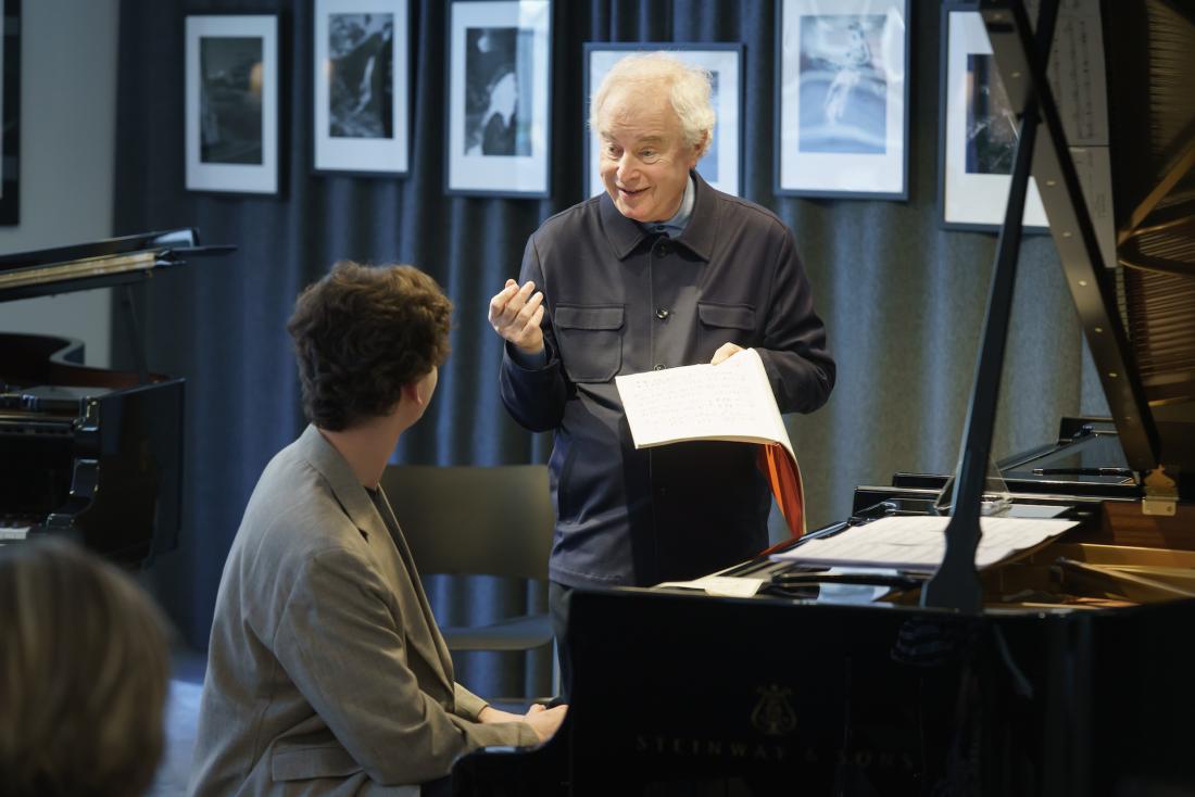 Sir András Schiff opettaa Maximilian Fagerlundia. Kuva: Riku Isohella