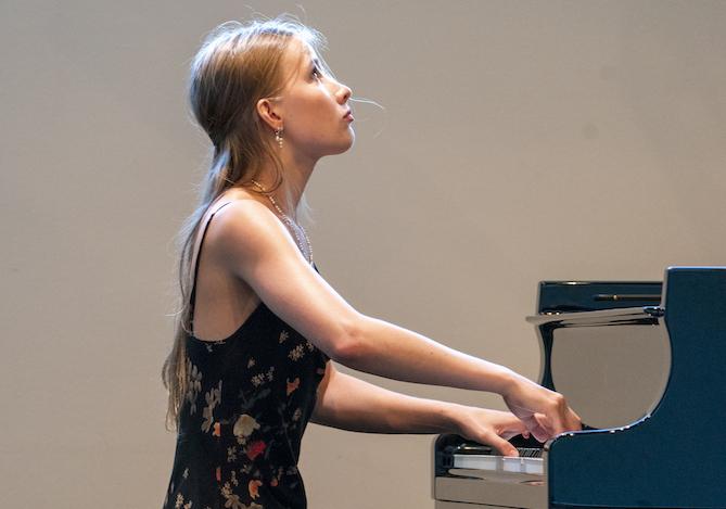 Vilina Rainisto esiintyy Mäntän Musiikkijuhlilla 2025. Kuva: Ville Hautakangas