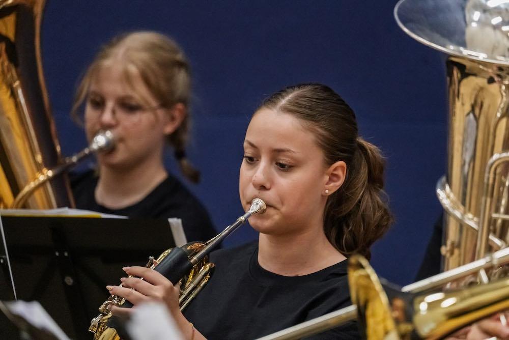 Lydia Harri esiintymässä Vaskiakatemian kanssa Riihimäen kesäkonserteissa 2025. Kuva: Ilkka Karppanen