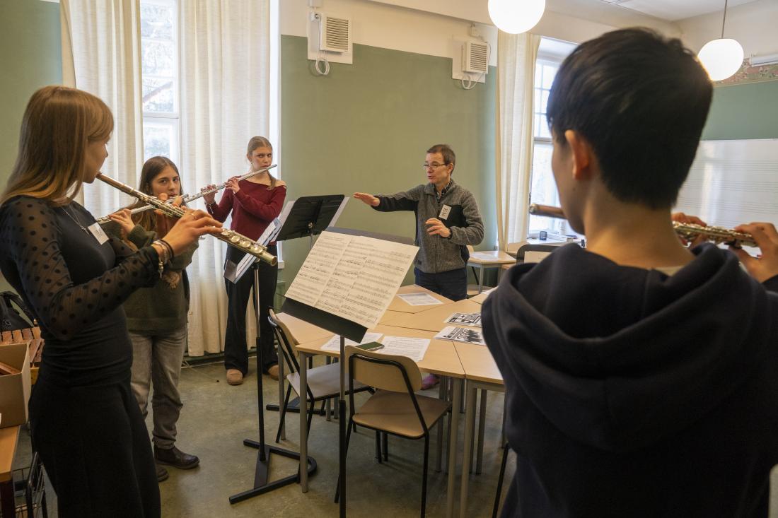 Petri Alanko ohjaa Puupuhallinakatemian huiluryhmää