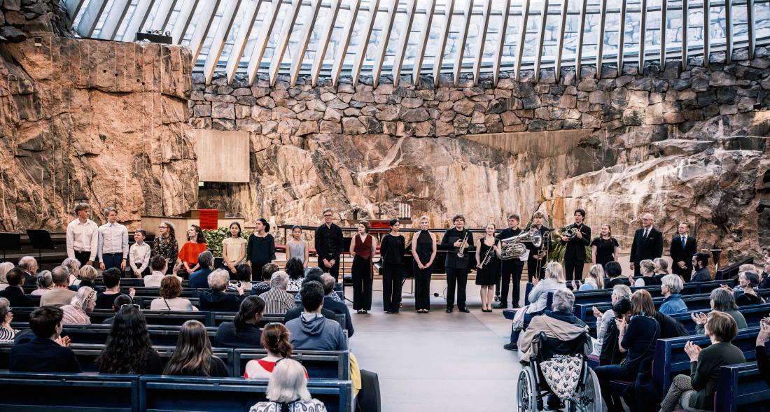 Soitinakatemialaisia konsertin loppukiitoksissa.