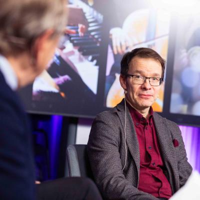 Erkki Liikanen ja Petri Alanko paneelikeskustelussa. Kuva: Jani Telatie