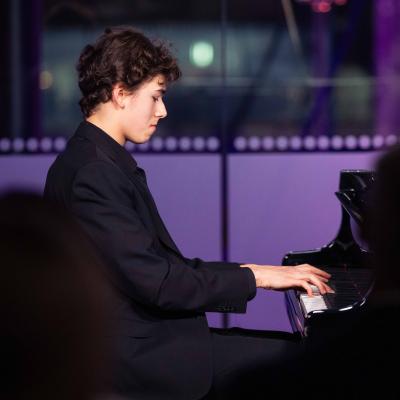 Pianisti Maximilian Fagerlund esiintyy. Kuva: Jani Telatie