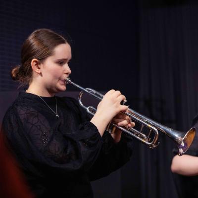 Trumpetisti Peppi Ikonen esiintyy osana vaskikvintettiä. Kuva: Jani Telatie