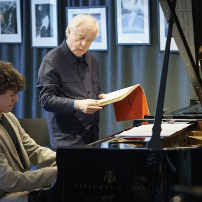 Sir András Schiff opettaa Maximilian Fagerlundia. Kuva: Riku Isohella