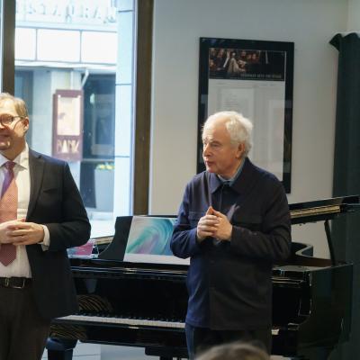 Nuorten pianoakatemian taiteellinen johtaja Niklas Pokki toivottaa Sir András Schiffin tervetulleeksi. Kuva: Riku Isohella