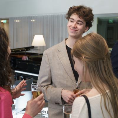Nuorten pianoakatemian oppilaat olivat kuuntelemassa mestarikurssia. Kuva: Riku Isohella
