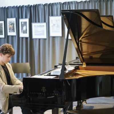 Maximilian Fagerlundin ohjelmistossa on Johannes Brahmsin kolmannen pianosonaatin op. 5 ensimmäinen osa “Allegro maestoso”. Kuva: Riku Isohella