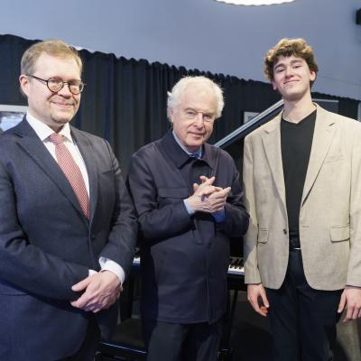 Niklas Pokki, Sir András Schiff ja Maximilian Fagerlund. Kuva: Riku Isohella
