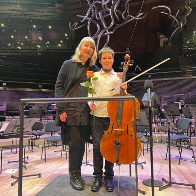 Taru Aarnio ja Pietari Huhdanpää Musiikkitalossa Helingin kaupunginorkesterin Juniorikonsertin jälkeen vuonna 2024