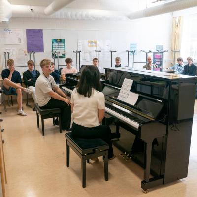 Mariam Batsashvili opettamassa nuoria pianisteja