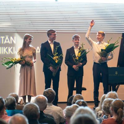 Pianoakatemialaiset kumartavat konsertin päätteeksi
